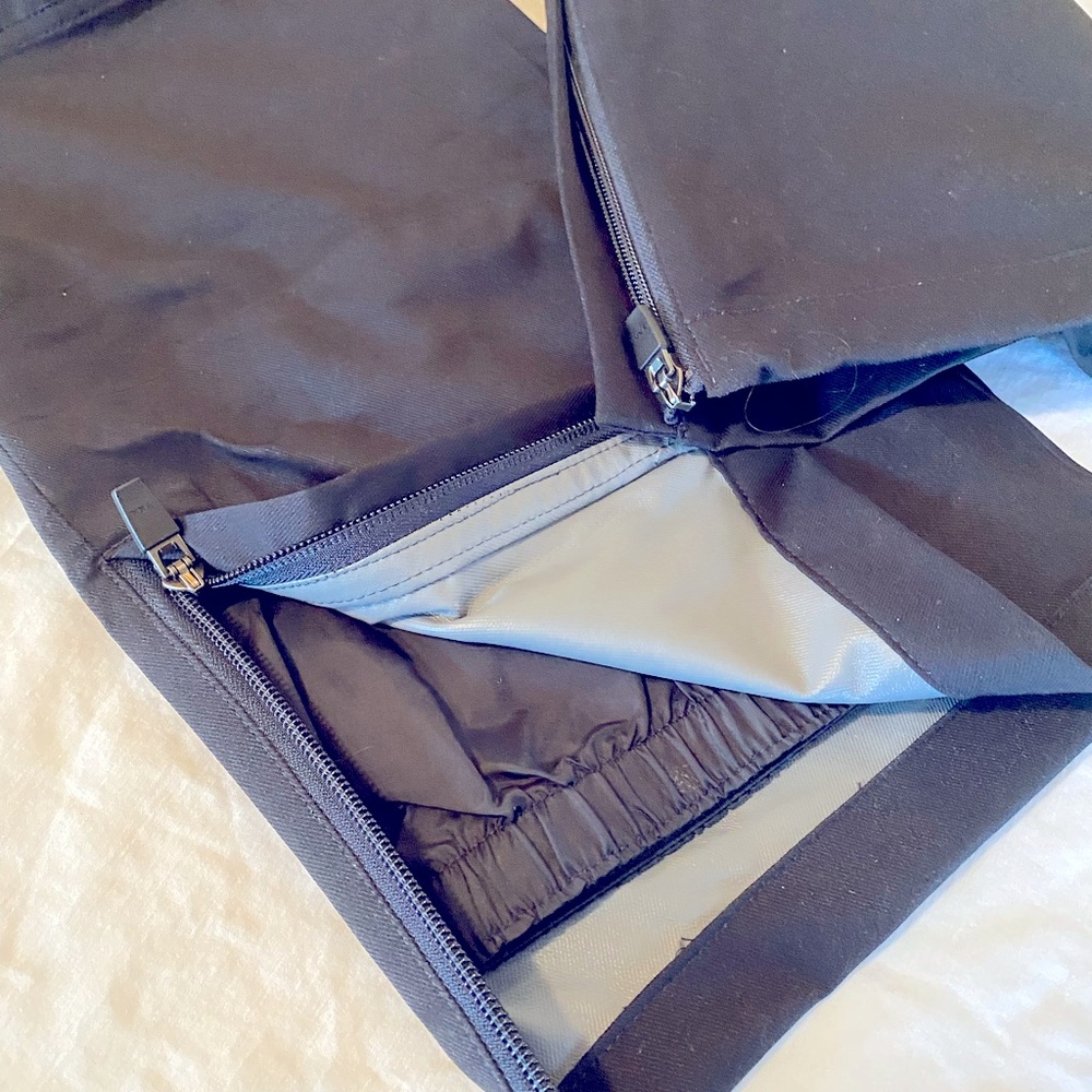 Boys size 18, never used, Gore-Tex style shell snow pant. Waterproof, breathable